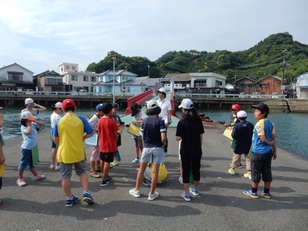 御手洗の街並みを海から眺める呉市豊小学校